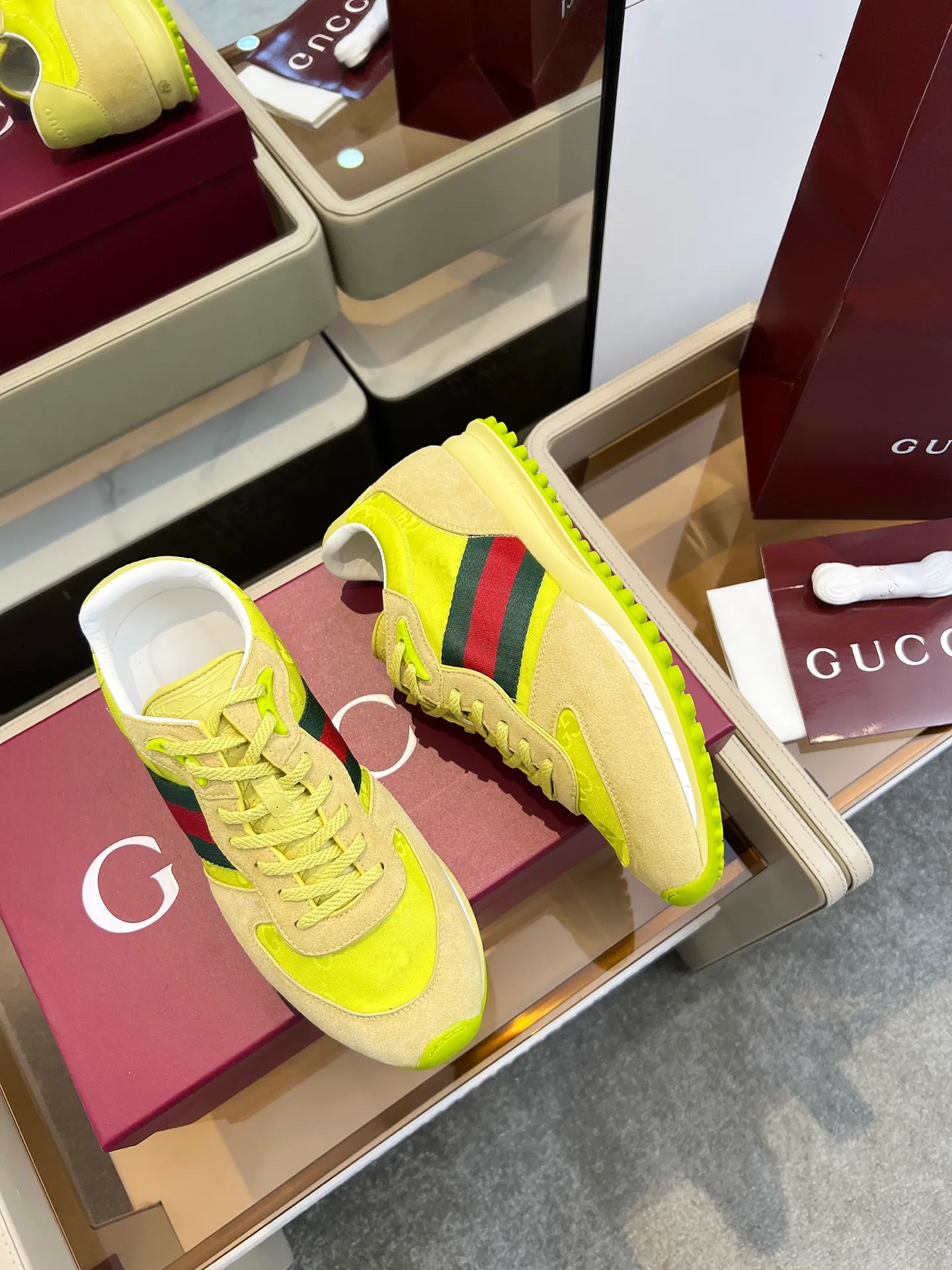 👟👟Ex-factory price 620👟👟 The design of Gucci's new casual shoes is simply amazing. The classic double G logo is matched with retro red and green webbing. It is fashionable and high-end. It is completely the top element in the fashion circle. It is highly recognizable when worn and keeps turning heads. 💯 The upper is soft and breathable, and the upper foot is comfortable! The soles are made of special cushioning material, so your feet won’t get tired no matter how much you walk. They are perfect for daily commuting, shopping, and traveling. Code number 40-45